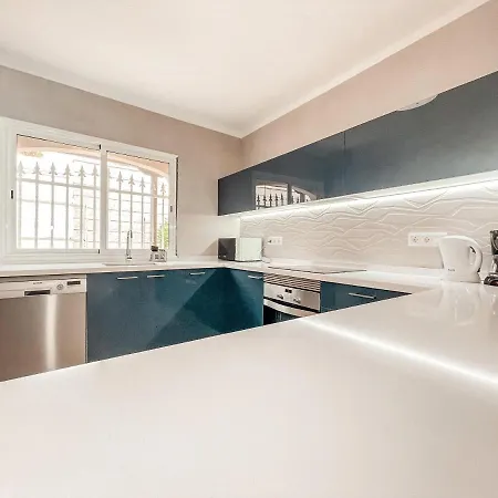 Julia, First Line, 3 Bedrooms, Stunning Ocean View And Pool In Willa